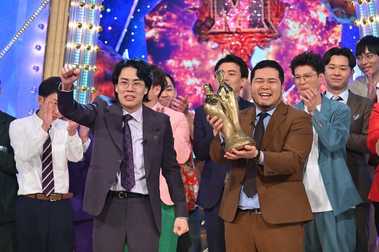 昨年大会の優勝直後。中川家（第1回）以来のトップバッター優勝を果たしたが…　©M-1グランプリ事務局