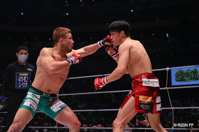 バンタム級ジャパンGP決勝　朝倉海vs扇久保博正　©RIZIN FF