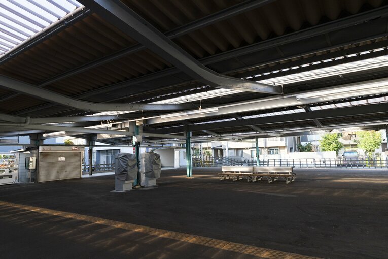 府中競馬正門前駅のとにかく広いホーム