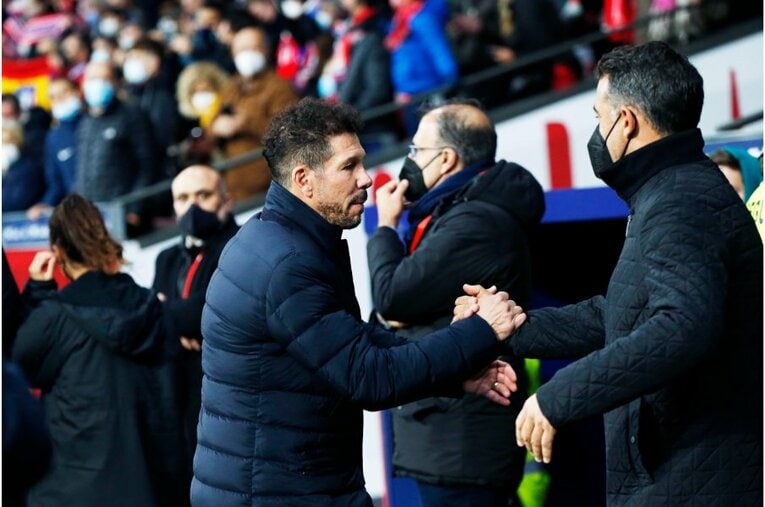 久保建英が“鉄壁アトレティコDF”をミスらせた　今季初ゴール写真に感じる「タケの厄介さ」とは〈撮影者の視点〉(6)