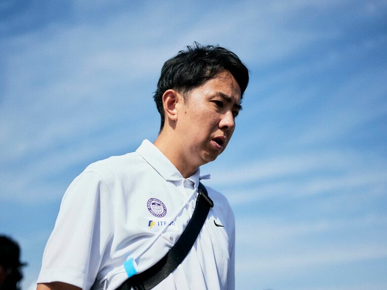 13位での落選が決まり、項垂れる立大の高林監督　©Yuki Suenaga