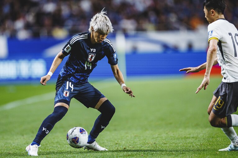 右サイドでドリブル突破を試みる伊東純也　©Kiichi Matsumoto