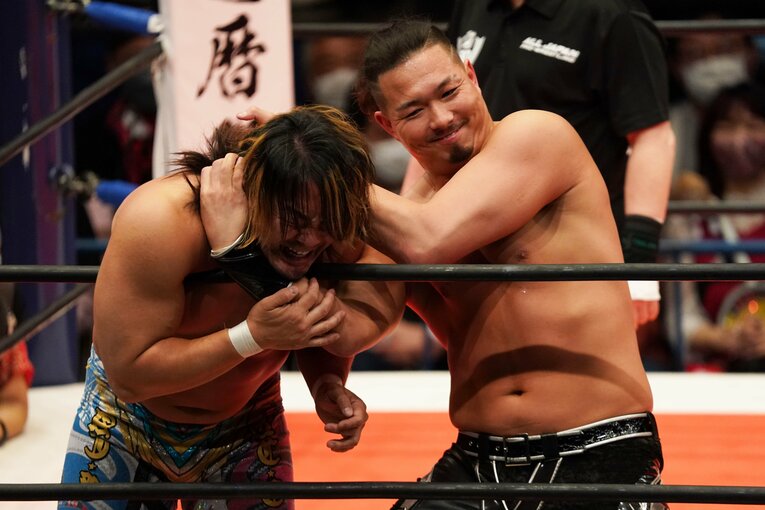 笑顔で棚橋弘至を痛めつけるジェイク・リー