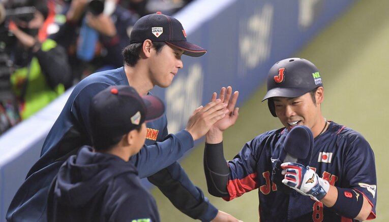 3月4日の中日との壮行試合で先制二塁打を放った近藤をベンチの大谷がお出迎え　©︎SANKEI SHIMBUN