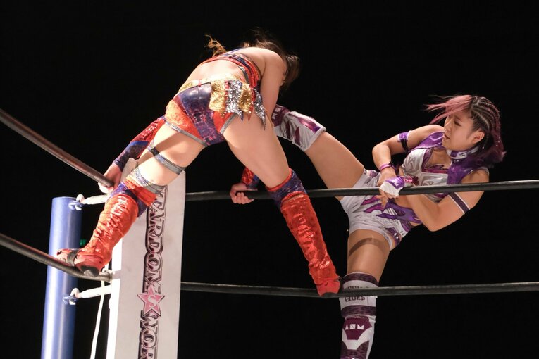 〈スターダム〉“永遠のライバル”キッドとAZMがついに激突…王座戦3wayマッチを前にAZM「同じリングにいるだけで楽しい」(47)