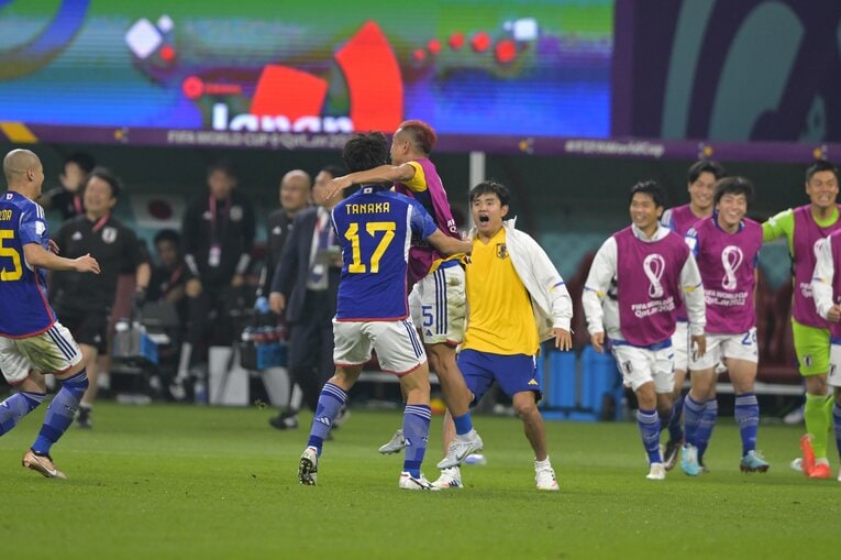 田中を祝福するメンバーたち（奇跡のゴールシーン　45／57）©Koki Nagahama/JMPA