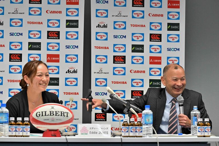 エディー・ジョーンズ新HCと通訳の松平貴子さん　©JIJI PRESS