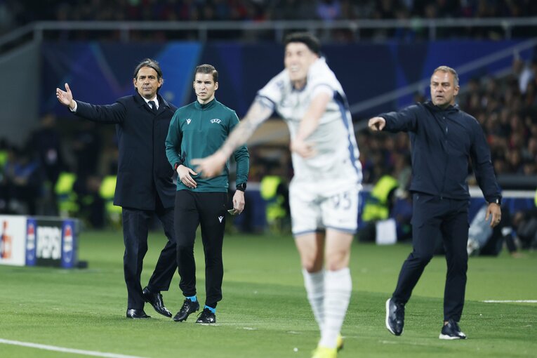 序盤から、インテル指揮官インザーギ、バルサ指揮官フリックの熱のこもった指示が飛んだ　©Daisuke Nakashima