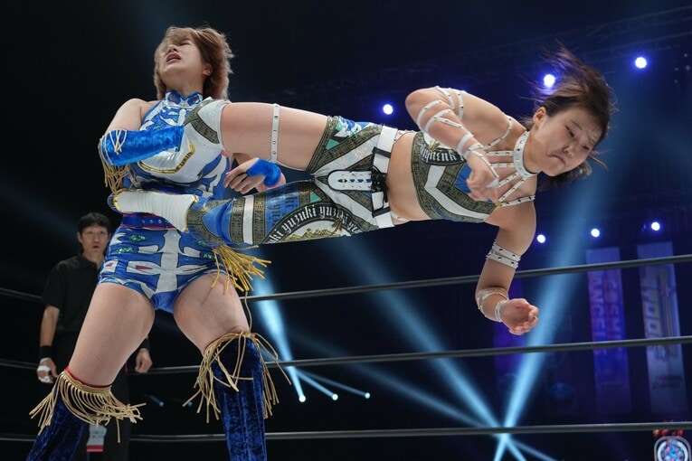 HANAKOにドロップキックを見舞う弓月　©Essei Hara