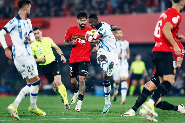 この日、何度もあった好機を全て外してしまったサディクのシュートは大きく枠の外へ。交代後はベンチで涙する姿があった。良いポジションを取っているだけに……　©Daisuke Nakashima