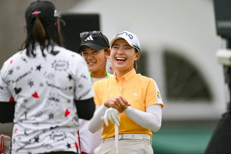 ミーチャイと楽しく会話する渋野日向子　©︎USA TODAY Sports/Reuters/AFLO