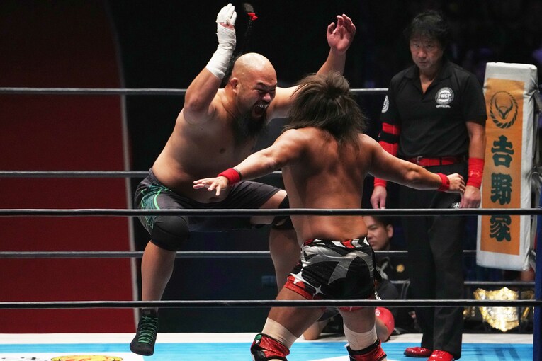 内藤哲也にモンゴリアンチョップを放つオーカーン　©Masashi Hara