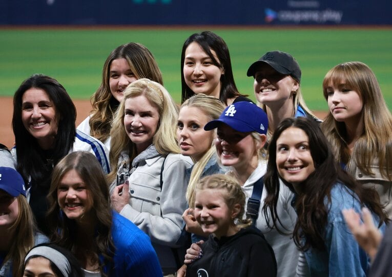 チームの関係者らと記念撮影するドジャース大谷翔平の妻・真美子さん（2024年3月）©︎JIJI PRESS