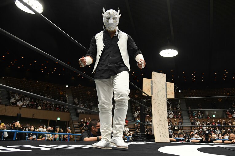 葛西純の入場曲に合わせて「葛西コール」を楽しむエル・デスペラード（クリックすると「この記事の写真」に飛びます。流血等の過激な写真を含みますのでご注意ください）