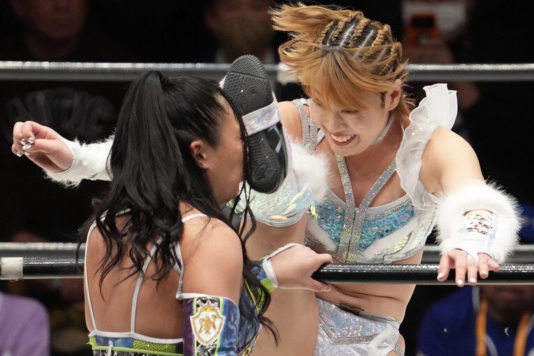 野崎渚の顔面にキックを入れる桜井麻衣　©Masashi Hara