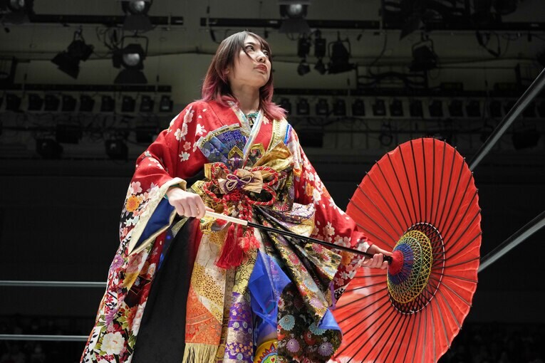 「ベルトが欲しい」向後桃　©Essei Hara