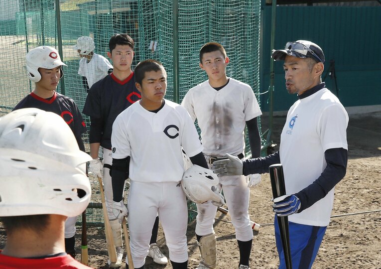 智弁和歌山ナインに言葉をかけるイチローさん　©︎JIJI PRESS