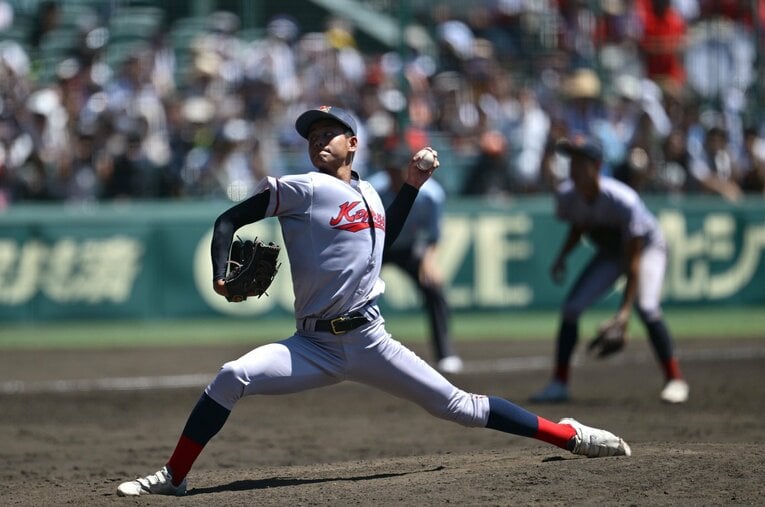 京都国際は、中崎と西村（写真）という2枚の左投手で最後まで守り勝った ／ photograph by Hideki Sugiyama