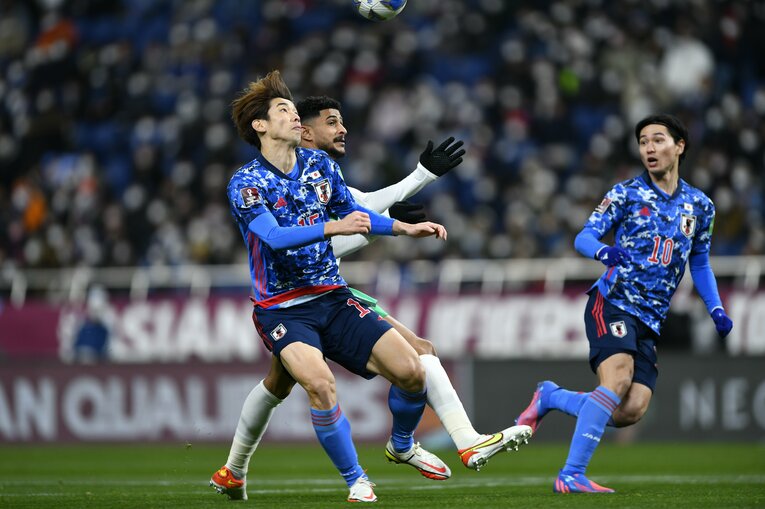 相手DFと競り合いながらボールを収める大迫勇也　©Takuya Sugiyama/JMPA