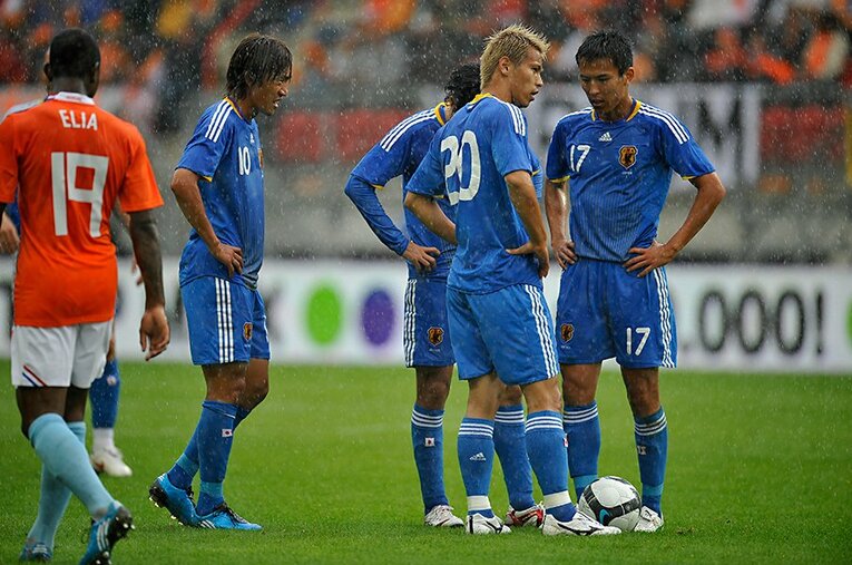 2009年のオランダ戦で“格上”の中村（10番）に対し、本田（20番）はFKを「自分が蹴る」と主張した ／ photograph by Takuya Sugiyama