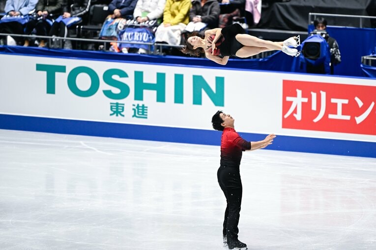 全日本選手権SP。三浦に左肩脱臼のアクシデントがあった【スワイプするとそのほかの写真もご覧になれます】　©Asami Enomoto