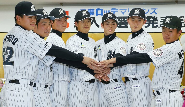 2014年12月、ロッテ新入団会見の様子。左から脇本直人外野手、香月一也内野手、岩下大輝投手、中村奨吾内野手、田中英祐投手、寺嶋寛大捕手、宮崎敦次投手　©︎KYODO