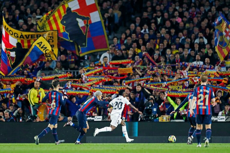 「バルサがメッシ退団後初のリーガ制覇」間近なクラシコの“喜びと憎しみ、一瞬のリスペクト”を撮った「18歳ガビが倒れたレアルDFを…」(22)