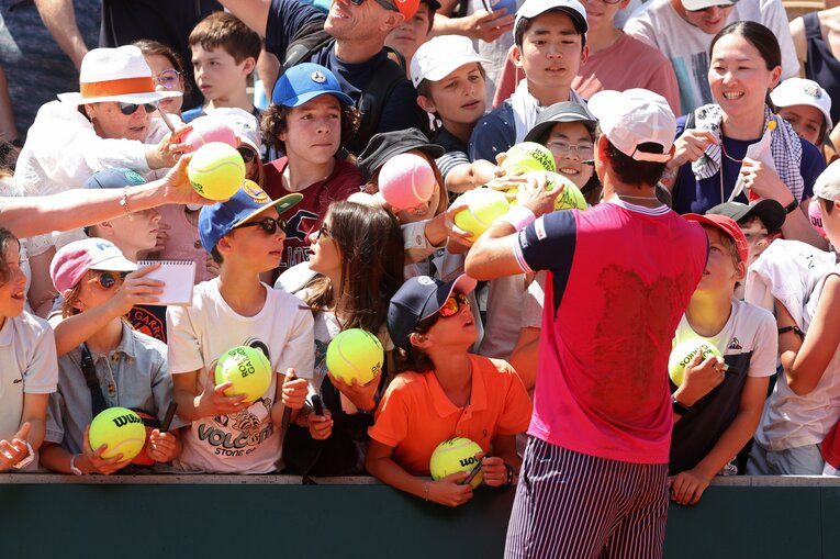 今年の全仏、日本人以外からもサインを求められる西岡　©Getty Images