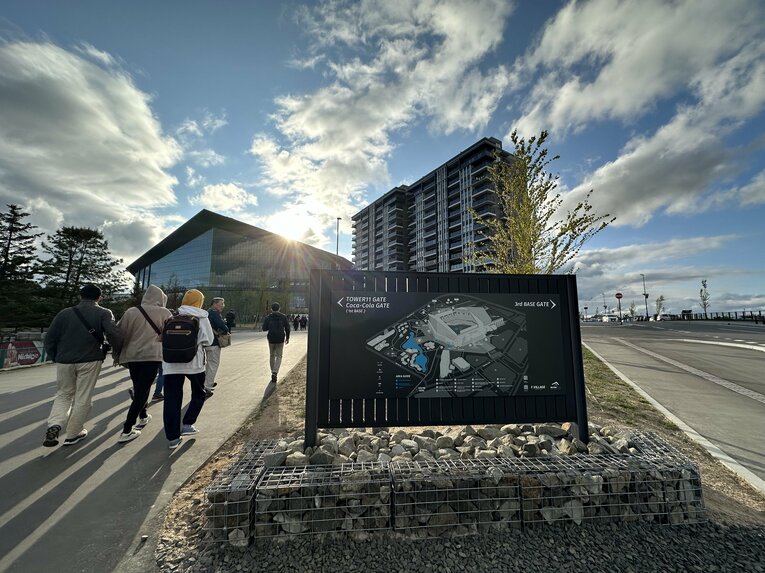 JR北広島駅から徒歩25分ほど。夕日が差し込んだ「神殿」のようなエスコンフィールド