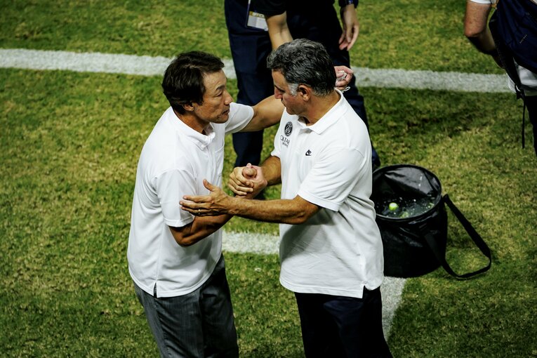 ガルティエと片野坂が監督同士ガッチリ握手　©Kiichi Matsumoto