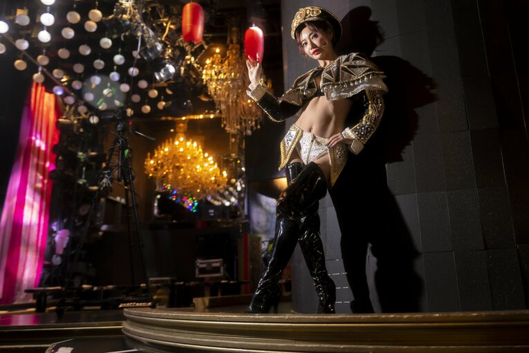 圧倒的な歌唱力で存在感を放ち、バーレスク東京のリーダーも務めるMiiさん