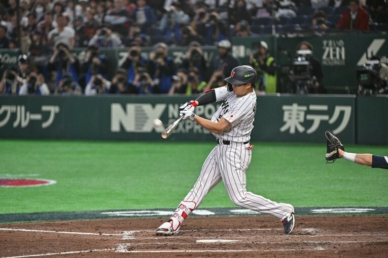 チェコ戦8回、満塁ホームランを放った村上。じつはこの日もベンチで大谷から“指導”を受けていた　©Nanae Suzuki