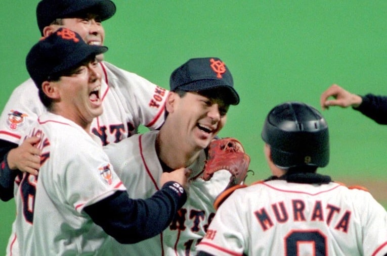 27年前、1994年5月18日。完全試合を達成し、喜ひぶ巨人・槙原寛己。左はサード長嶋一茂 ／ photograph by Sankei Shimbun