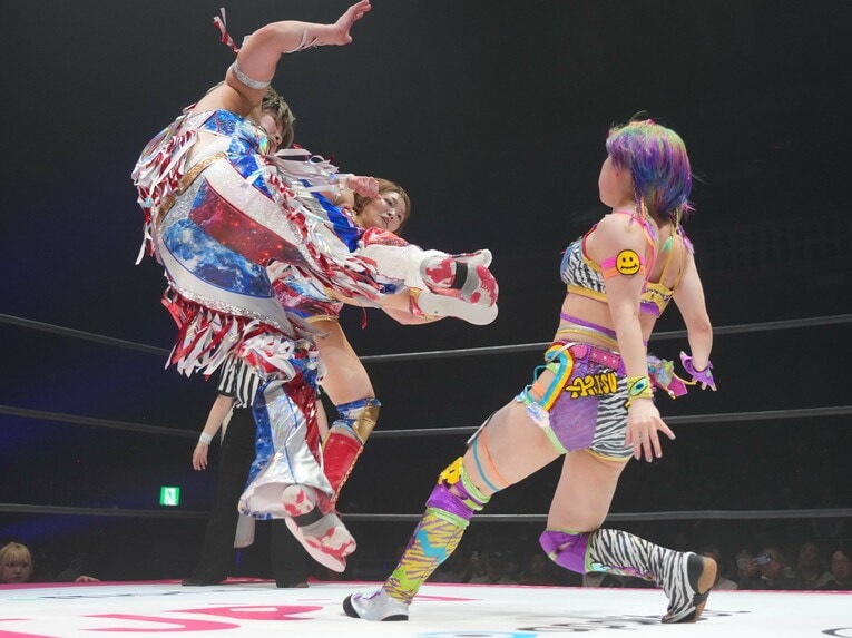 遠藤有栖にドロップキックを放つ彩羽匠とSareee　©Essei Hara