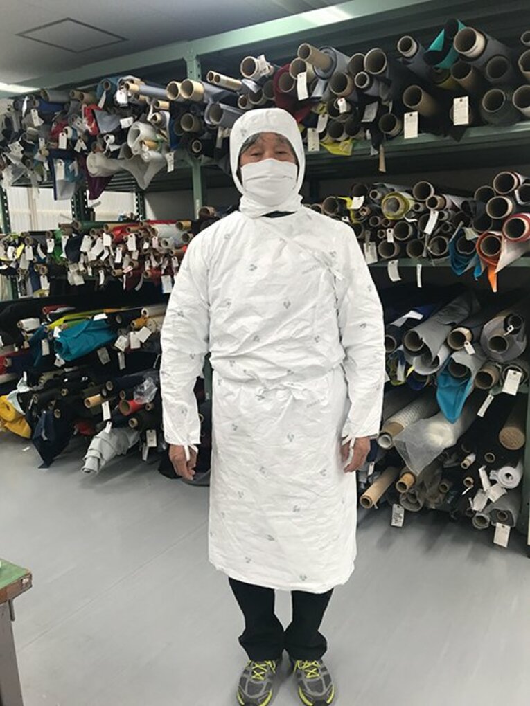 モンベルが不織布で防護服を縫製。辰野会長「2300セットつくります」(2)