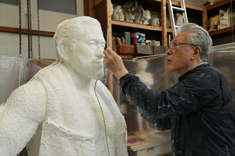 猪木像に5ミリの針金を当てていく井野雅文さん