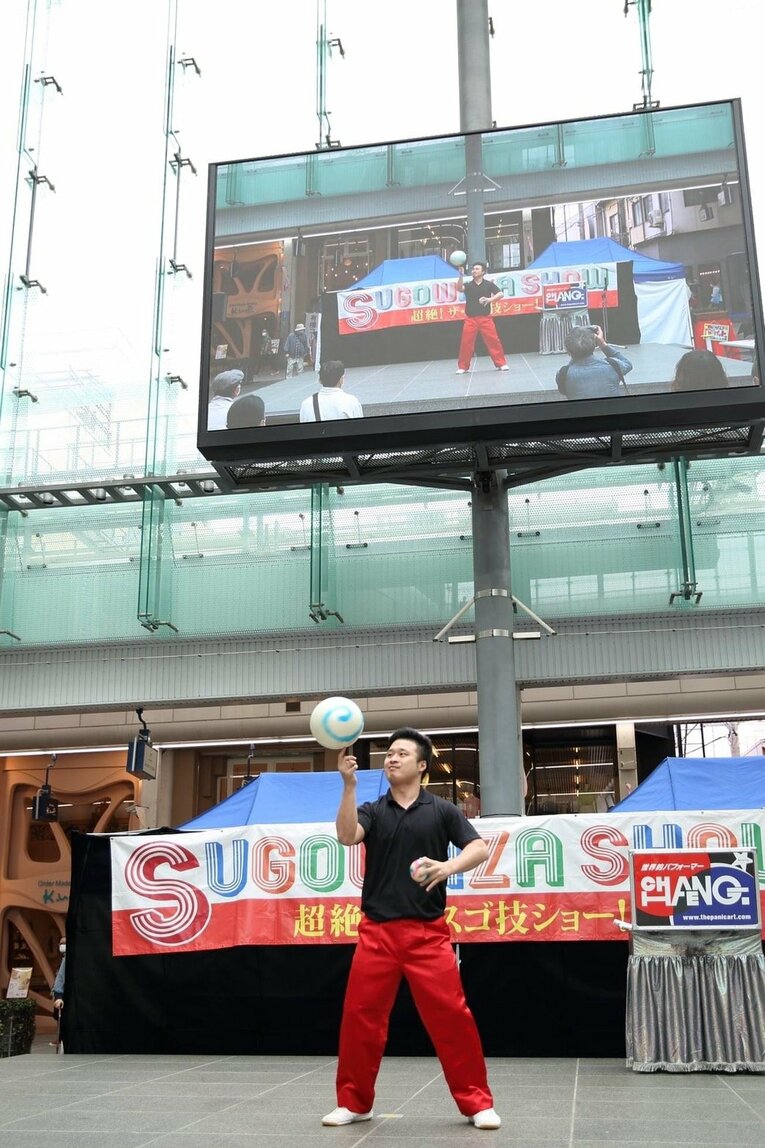 「体育館裏、彫刻刀で左腕を…」マイケルや金正恩に技を披露した大道芸人が壮絶イジメ体験を中高生に伝える理由《中3で渡米、17歳でW杯》(19)