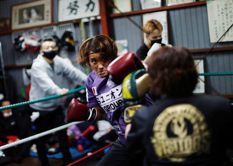 トレーニングを行う津端　©AFLO