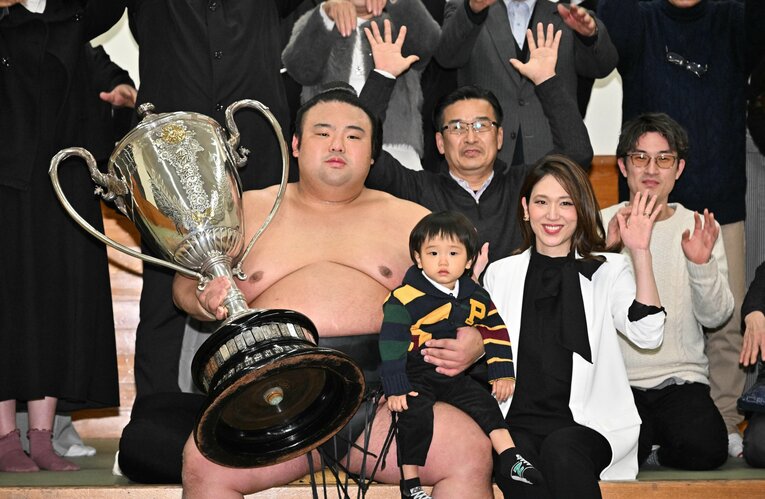 パパになっていたことを明かした貴景勝。優勝後に長男をお披露目した　©JIJI PRESS