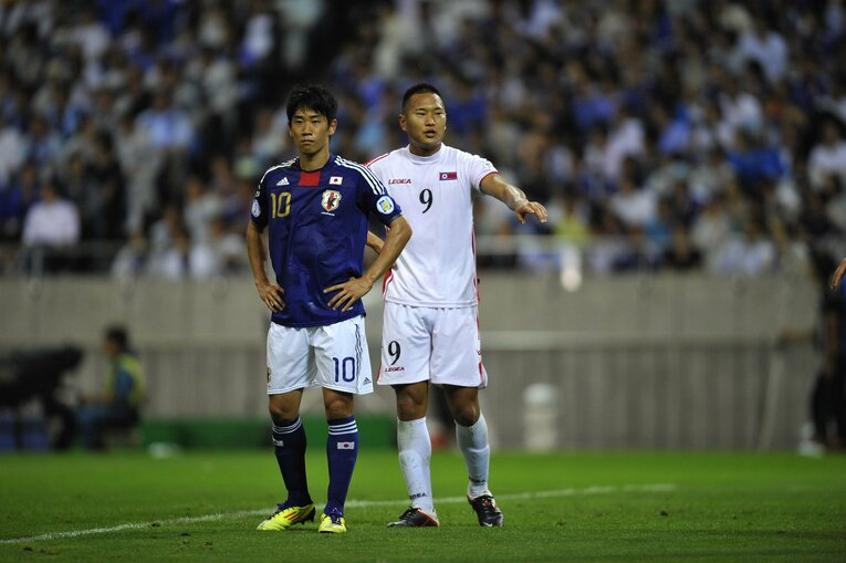 2011年9月、W杯アジア3次予選で対戦する香川真司と鄭大世　©Takuya Sugiyama