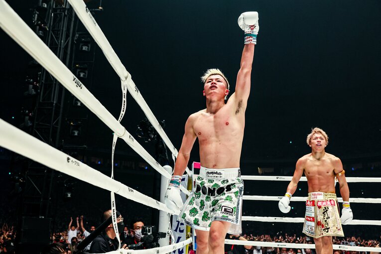 3ラウンドを戦い終え、拳を突き上げる那須川天心　©THE MATCH 2022/Susumu Nagao