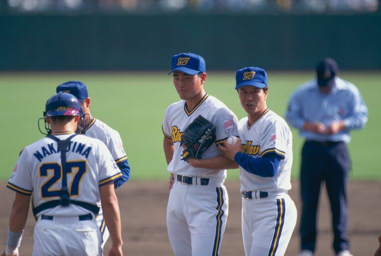 平井正史と山田久志投手コーチ ©Koji Asakura