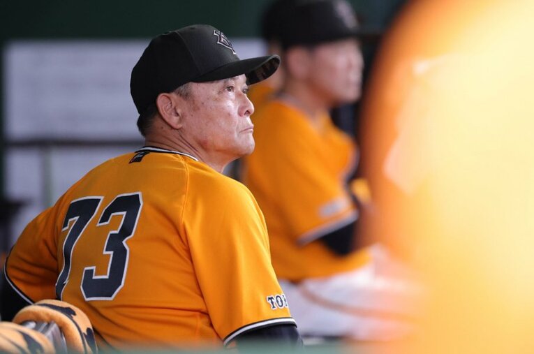監督代行として27日のソフトバンク戦で初勝利を挙げた橋上氏 ／ photograph by JIJI PRESS