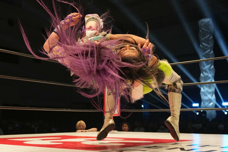 バックドロップで中野たむを投げるジュリア　©Essei Hara