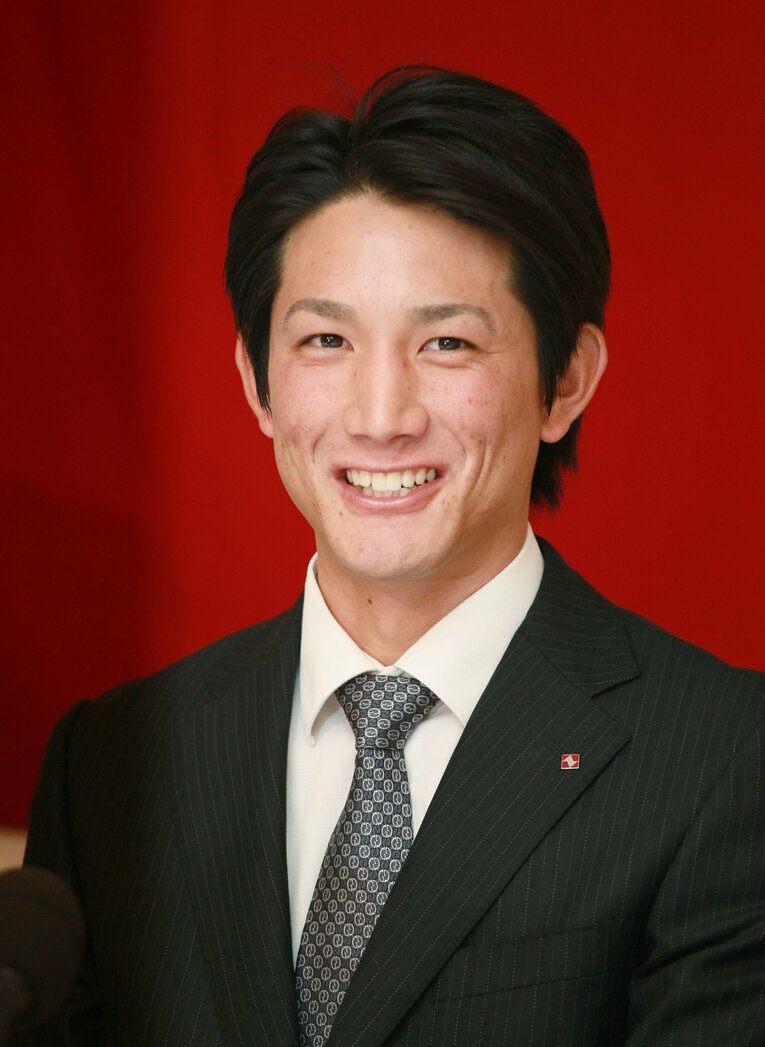 2013年、巨人と仮契約をして笑顔の小林誠司（当時23歳）　©JIJI PRESS