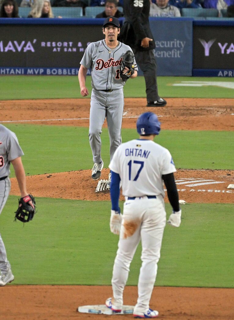 ドジャース戦の７回、大谷翔平（手前）に盗塁を許したタイガースの前田健太　©︎JIJI PRESS