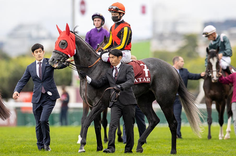 落馬事故で大ケガ「ああ、もうクロノジェネシスには乗れない…」最強牝馬を一番知る騎手が明かす《彼女の意外な性格》<Number Web> photograph by Photostud