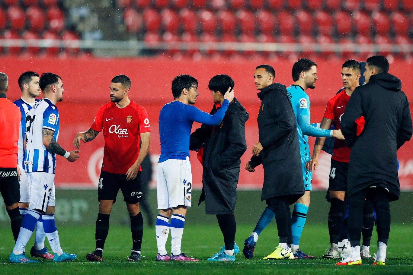 クボが噛み合わない縦関係 に名手も同情 納得できない久保建英の表情 36歳ダビド シルバの魔術 撮影者の視点 Number Web スペインを中心にヨーロッパ各国でフット ｄメニューニュース Nttドコモ