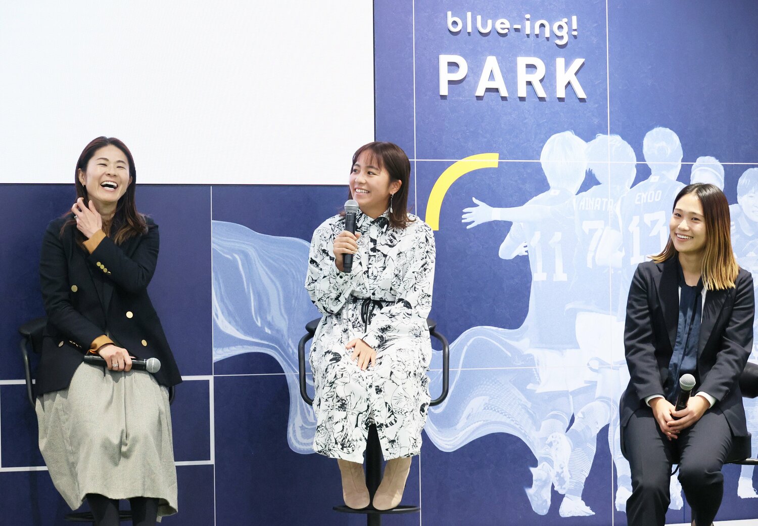 昨年12月、JFAが設立した文化創造拠点「blue-ing!」の発表会見に出席した岩渕真奈（中央）©︎JFA/AFLO