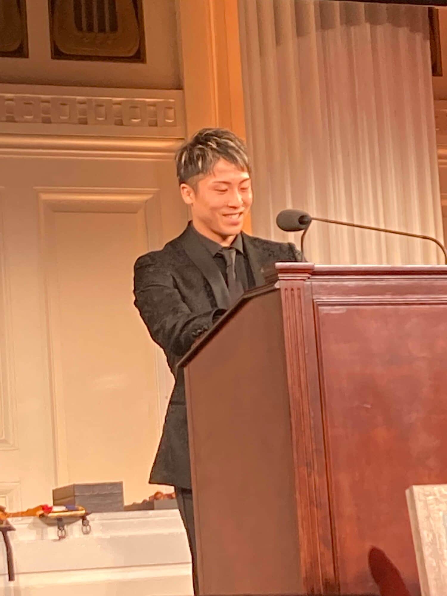 スピーチでは少し照れくさそうな表情も(筆者撮影)